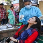 जम्मू में कोरोना टेस्ट करवाने के लिए सैंपल लेती स्थ्वास्थ्य कर्मी।