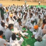 बैठक करते किसान।