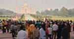 ताजमहल में शनिवार को पर्यटकों की काफी भीड़ रही। अमर उजाला