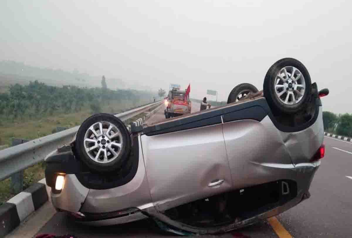 Car overturns on expressway, woman killed, five injured