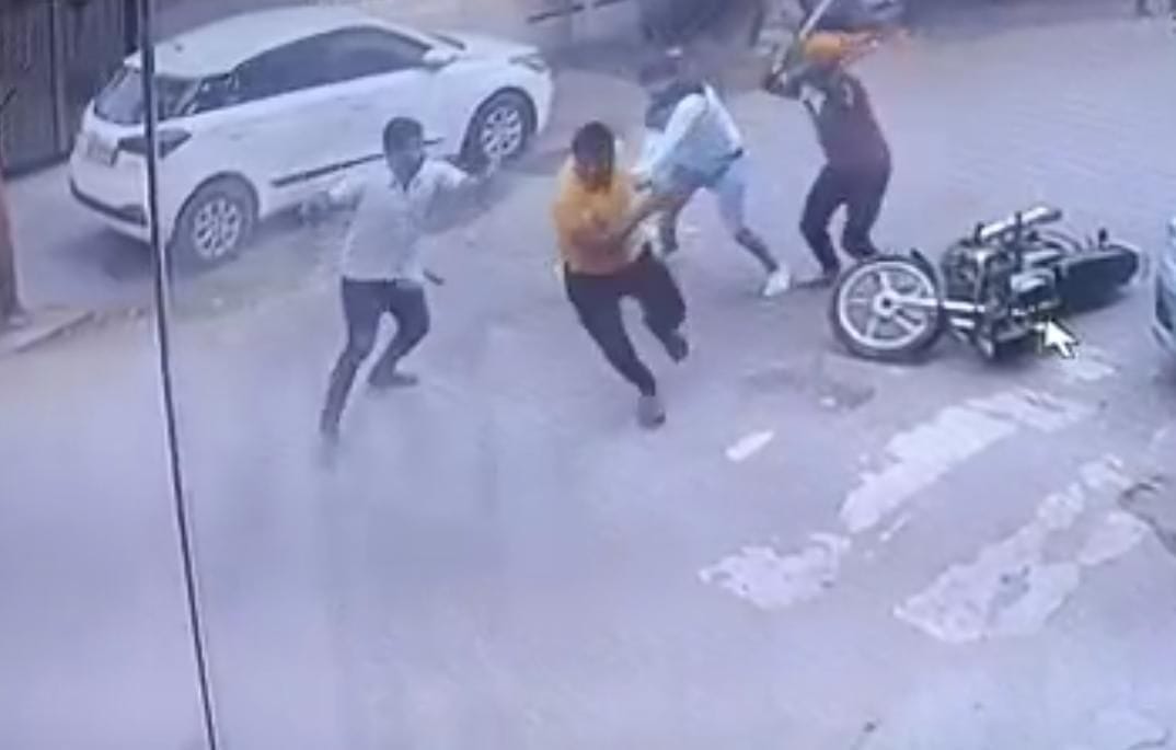 Dosa shopkeeper attacked, ran and beaten on the road