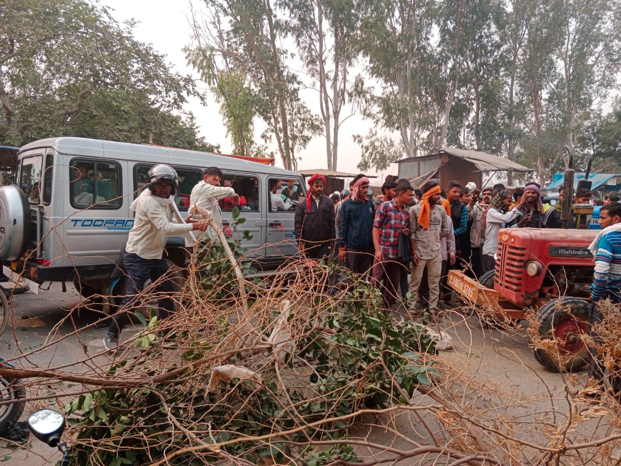 Angry farmers jammed for not getting fertilizer
