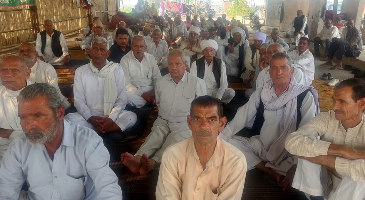 Government should cancel the cases filed against the farmers, demand for action against the MP at the protest site