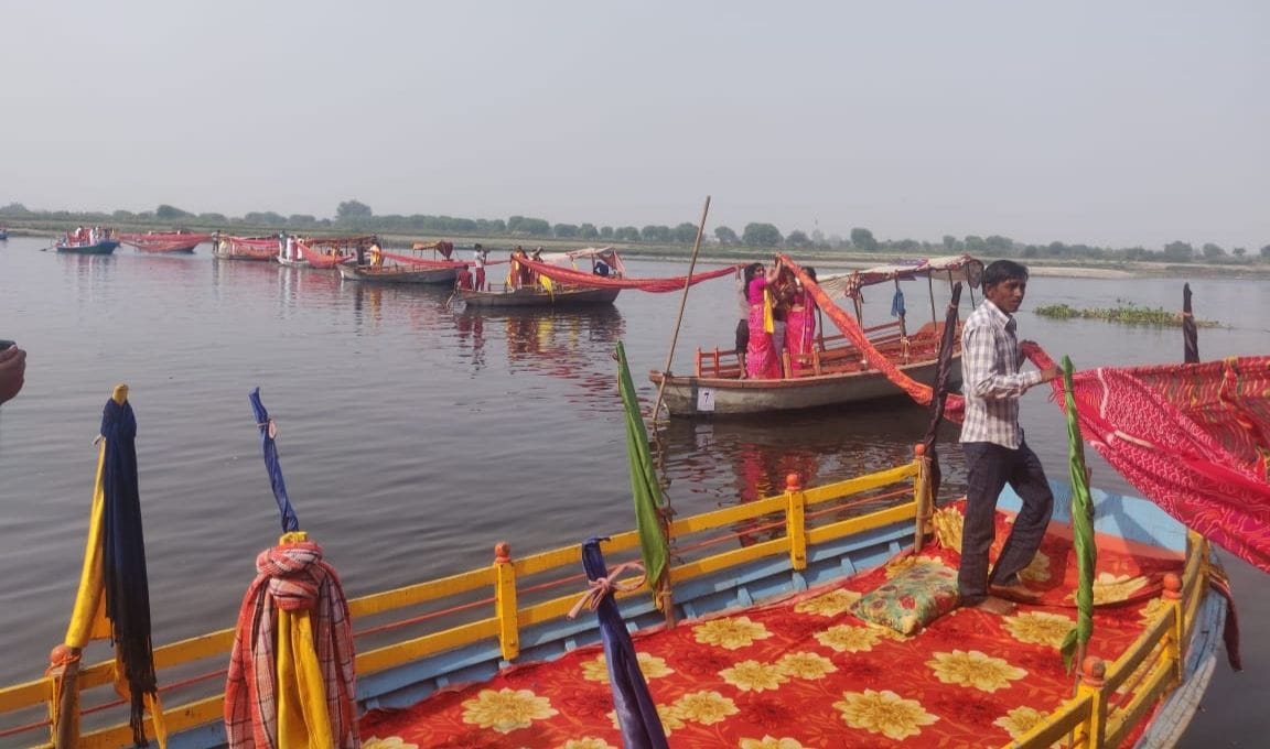 Mathura: The divine and grand Chunari Manorath of Yamuna Maharani happened at Kesighat