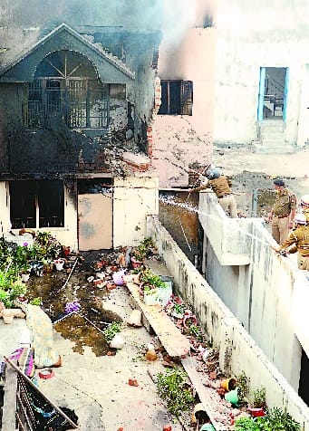 If the fire brigade had broken the shutter, the fire would not have been so huge.