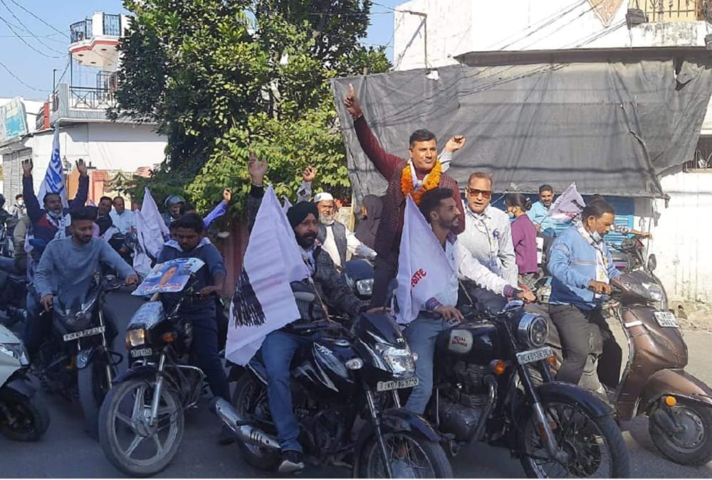 Dehradun News: Aam Aadmi Party workers bike rally for employment guarantee awareness