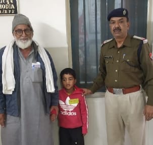 Six year old innocent found wandering in Mahamana Express
