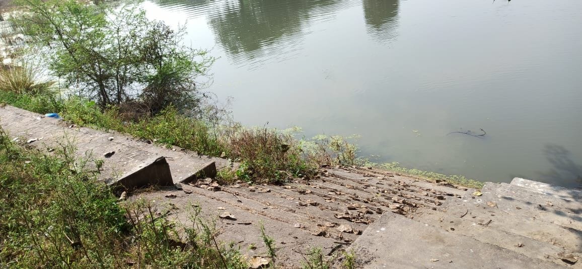 fathepur news,Adarsh pond in bad shape even after spending lakhs