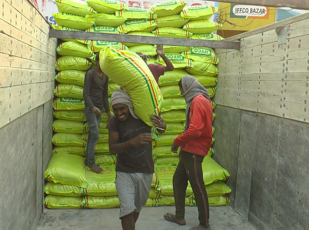 Struggling to get DAP fertilizer, even hours of waiting of farmers went in vain