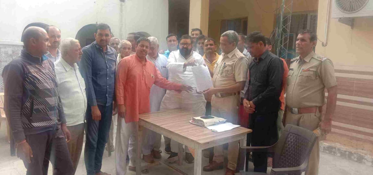 Villagers protested against setting up cattle market in Bani, memorandum submitted to the station in-charge