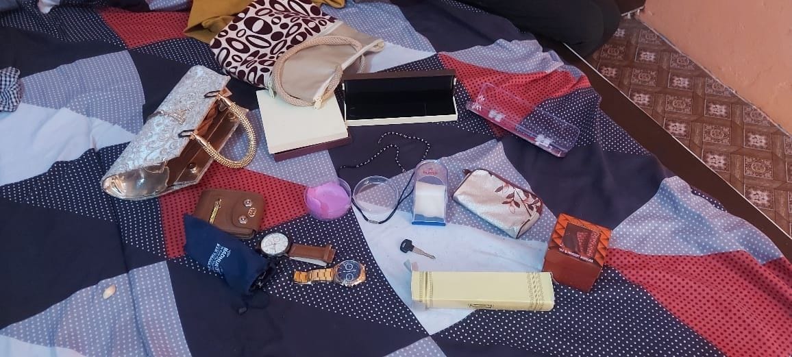 Thieves blew jewelery worth lakhs from two houses