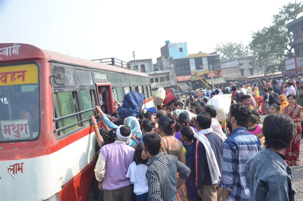 Aligarh: Seat not found in roadways buses, traveled by sitting on the roof of private buses