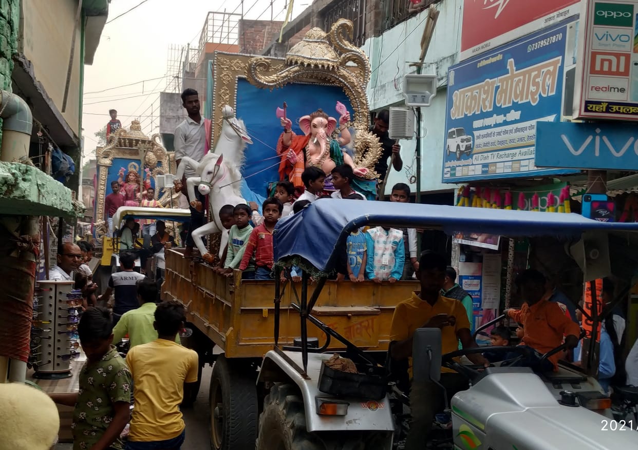 The process of people coming from the metros continues on Dala Chhath