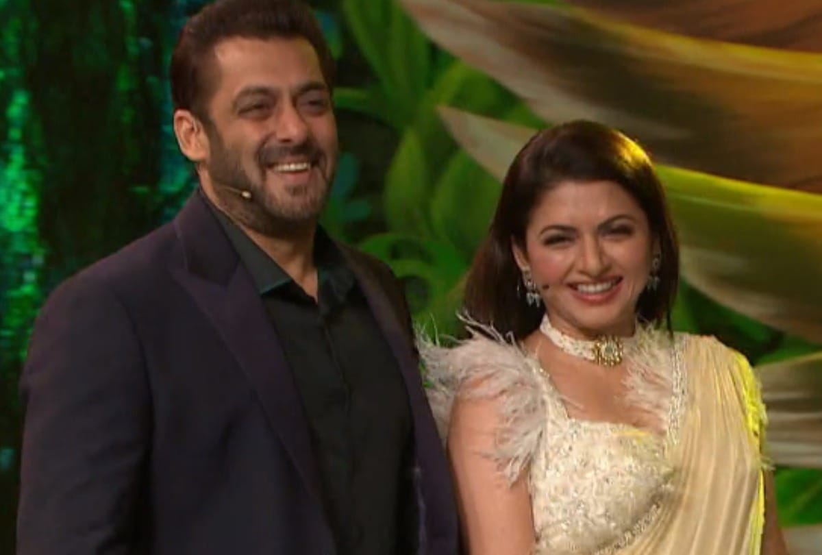 bigg boss 15 salman khan and bhagyashree recreate maine pyar kiya moment on stage shares memories