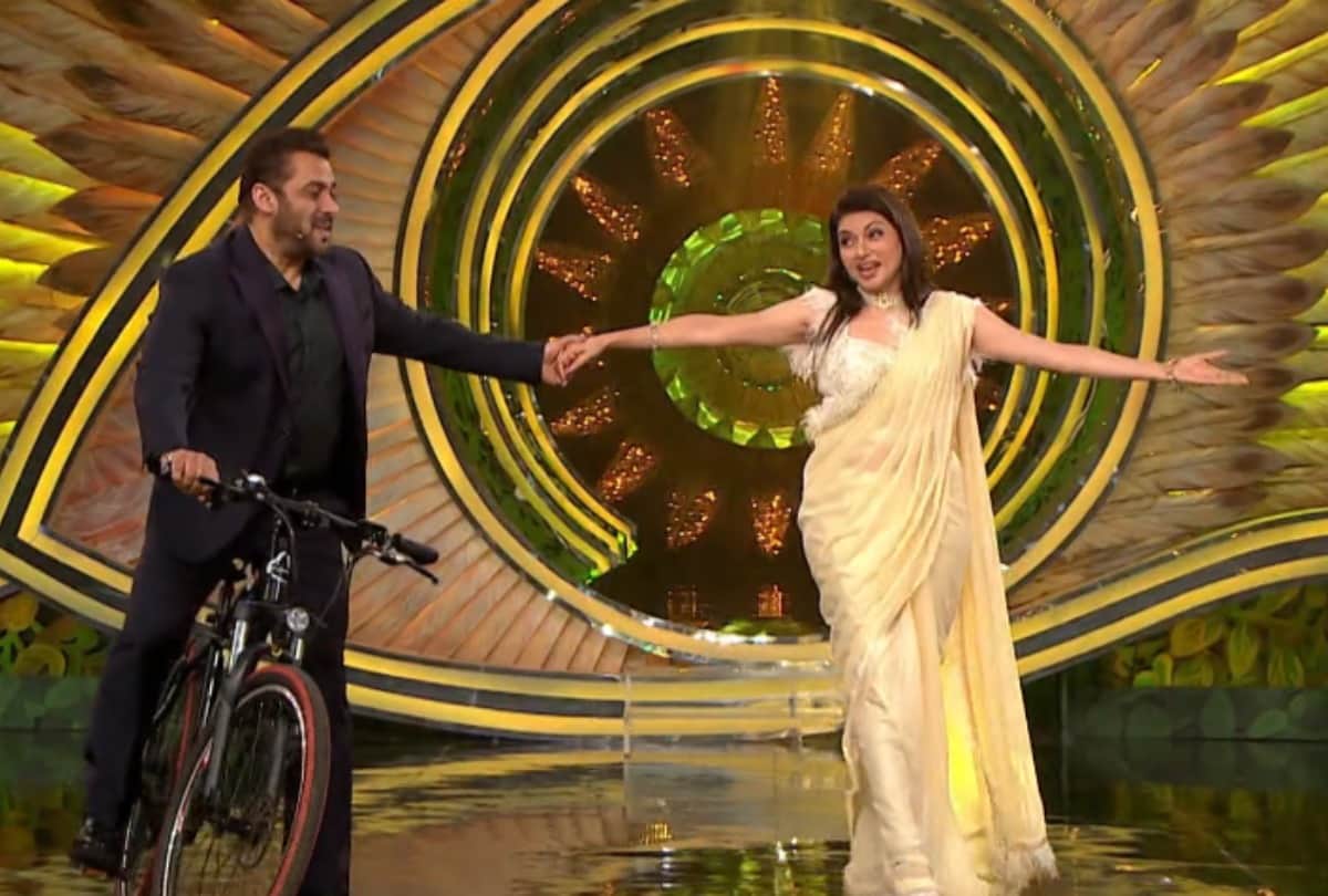 bigg boss 15 salman khan and bhagyashree recreate maine pyar kiya moment on stage shares memories