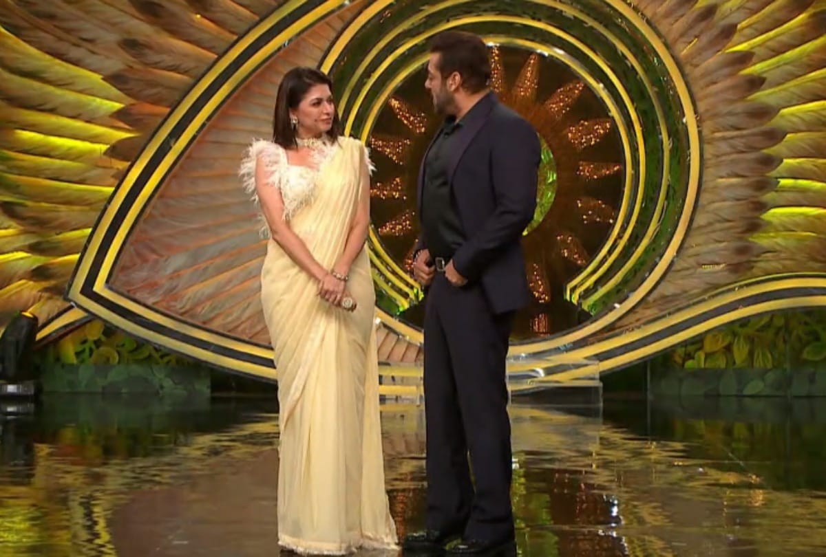 bigg boss 15 salman khan and bhagyashree recreate maine pyar kiya moment on stage shares memories