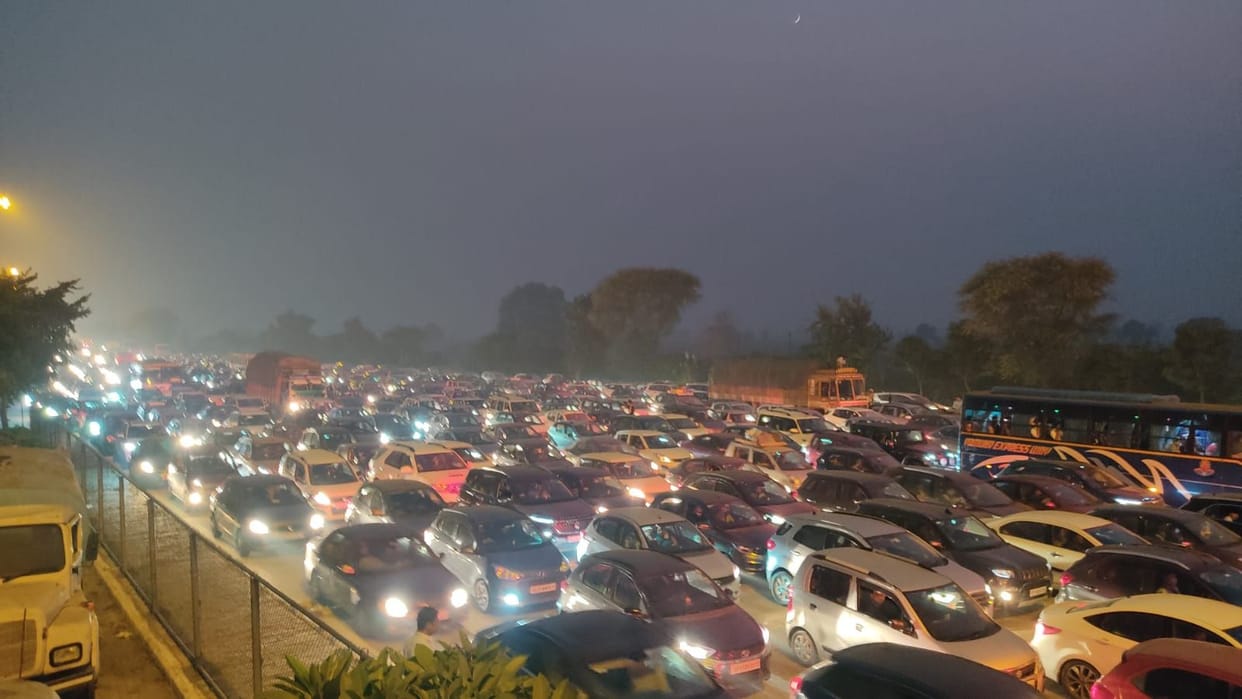 Mathura: Long queue of vehicles to pass Jabra toll