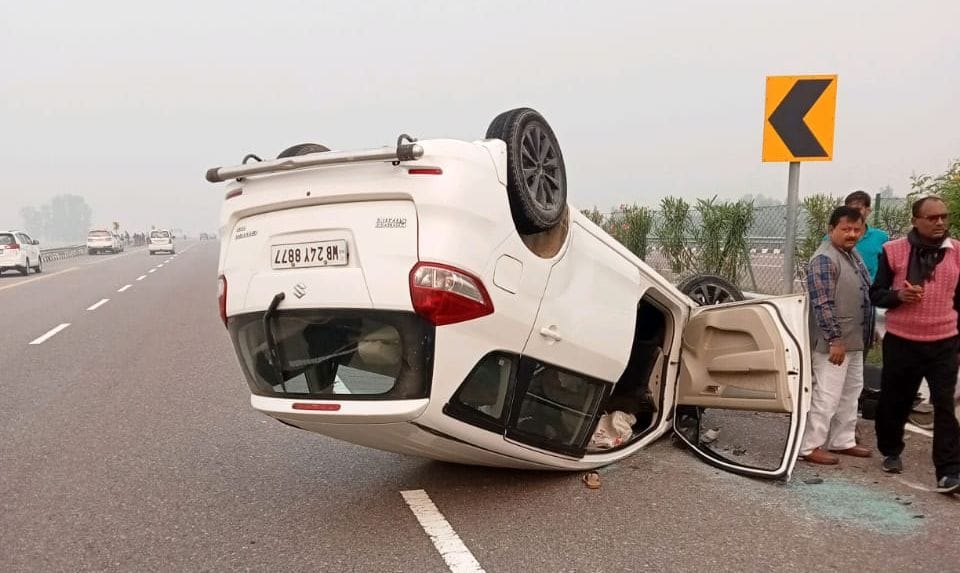 Car overturns on expressway, 6 people of a family injured