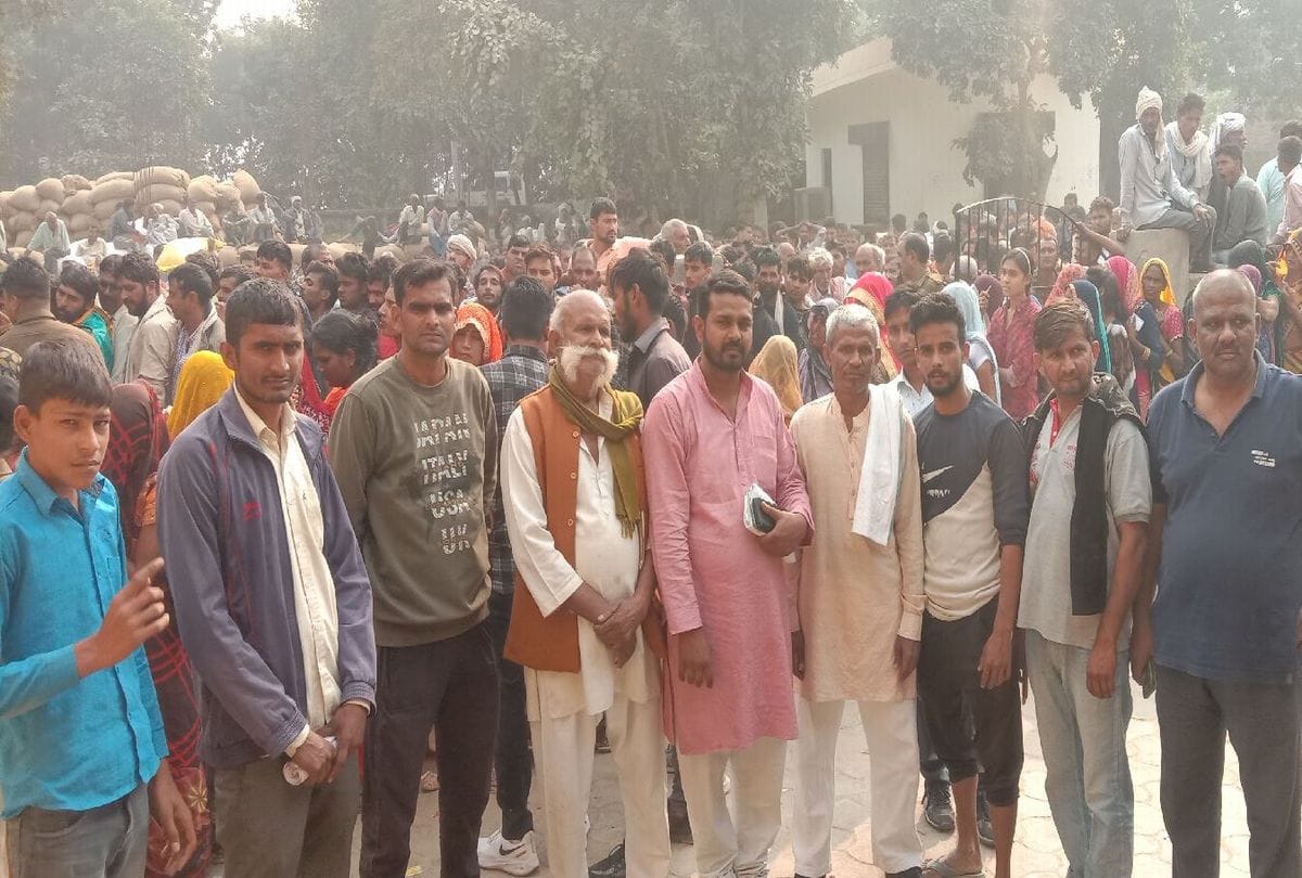 farmers unconscious in queue for fertilizer at at Cooperative Society Center in agra