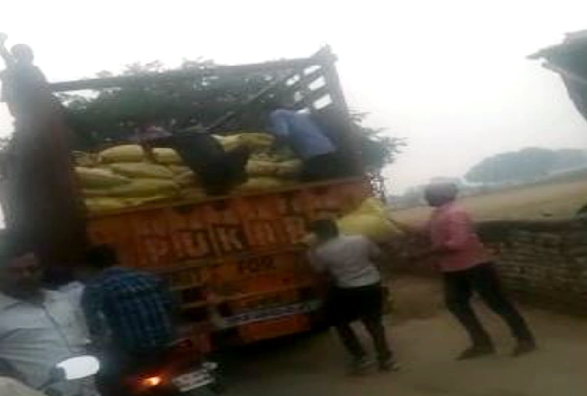 Villagers beat up the secretary for black marketing of fertilizers in agra