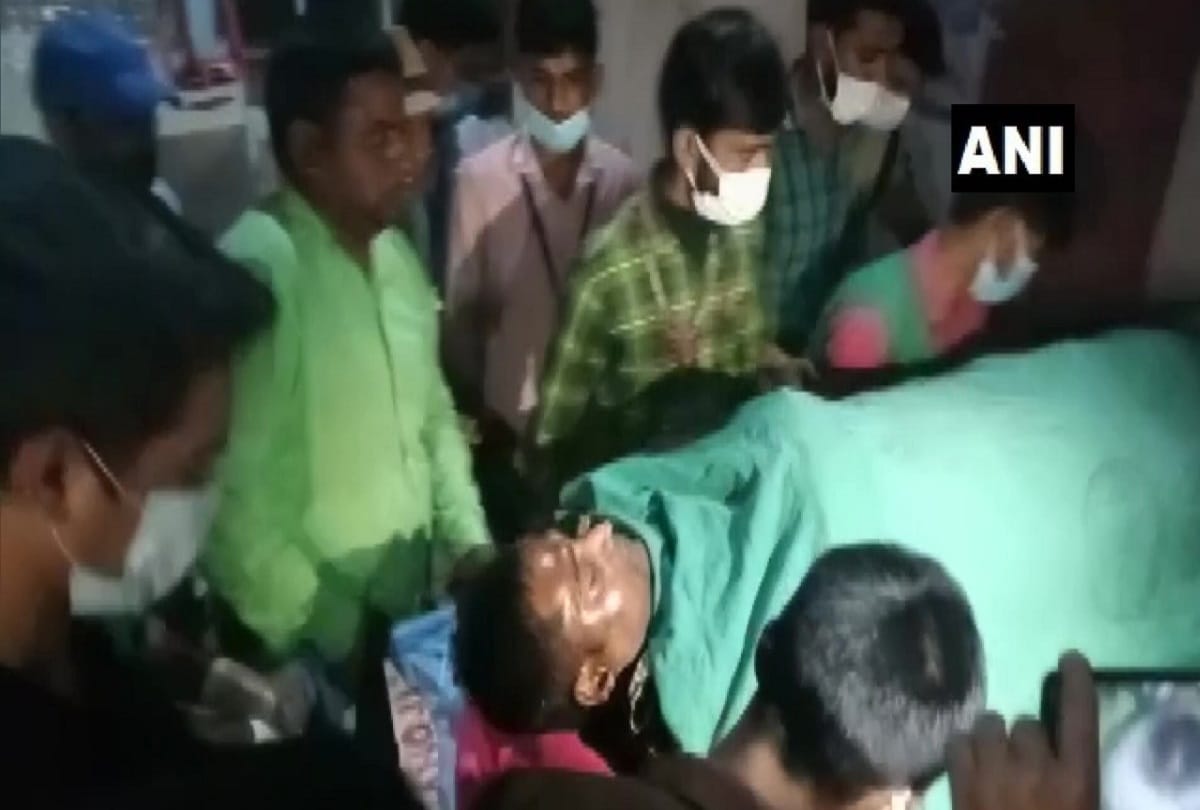 Gaya : Tanakuppa SHO Ajay Kumar  sustained bullet injuries and two SAP jawans were injured during Laxmi idol immersion