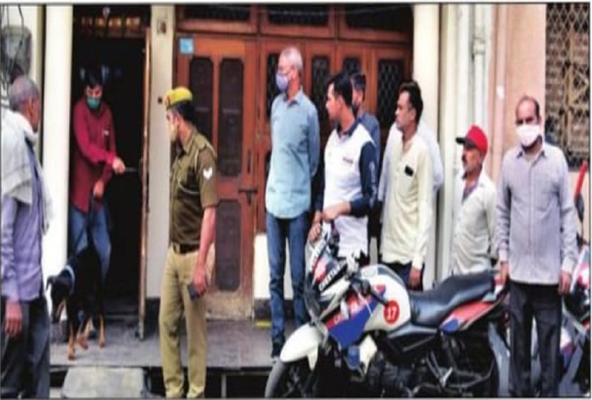 One crore cash and jewelry stolen from wood trader house in ghaziabad