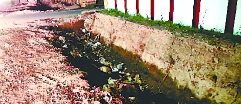 PWD watchman dies after falling in the pit of Smart City in front of the commissionerate