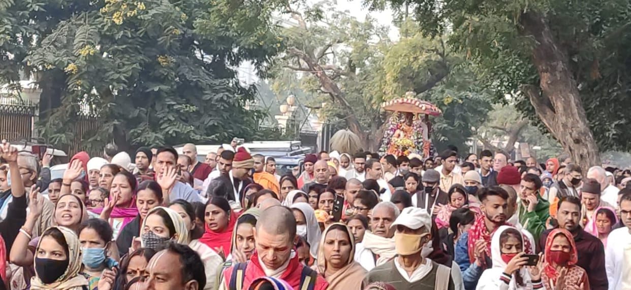 Mathura: Native and foreign devotees took out city Sankirtan Yatra