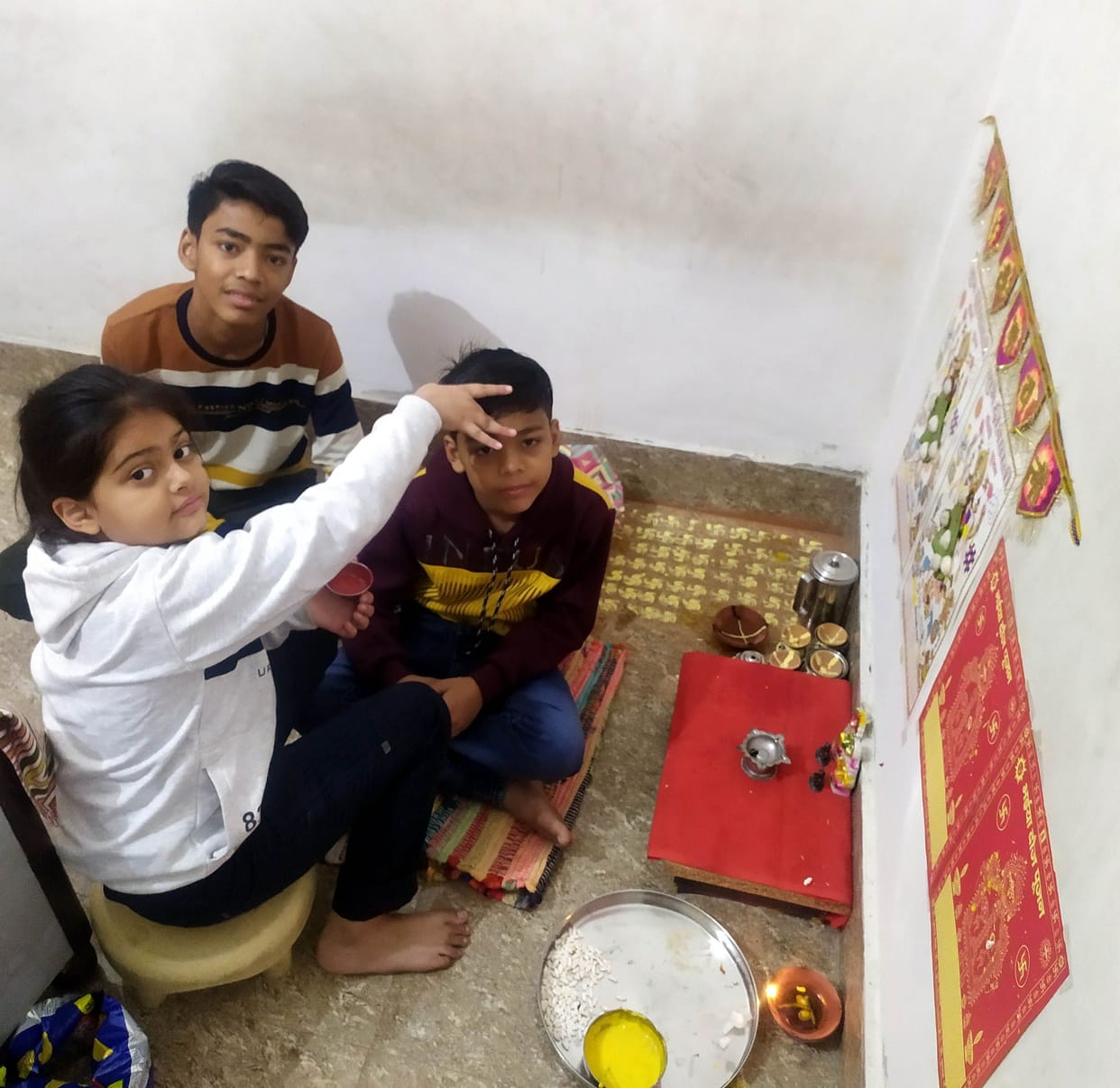 Hathras: Sisters wished brother's long life by doing tilak, brothers gave gifts