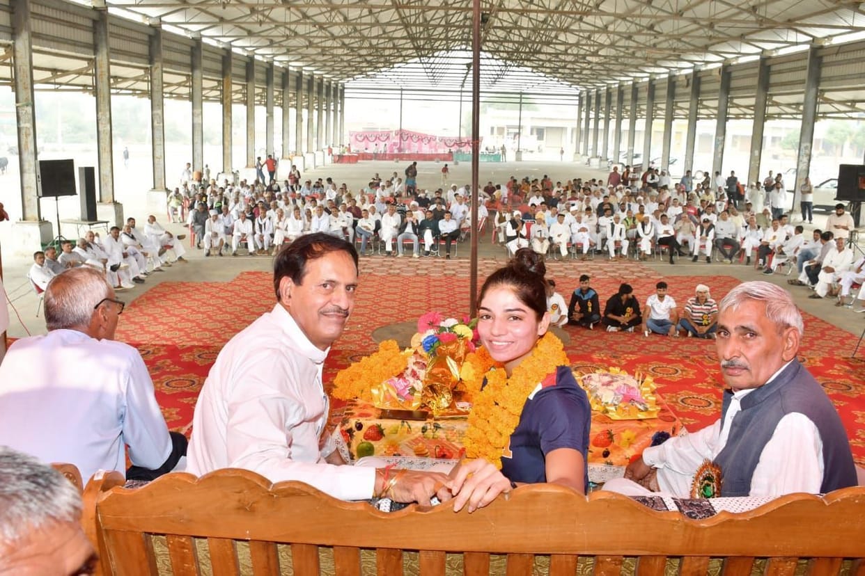 Hockey star Udita Duhan and coach honored by Duhan Khap