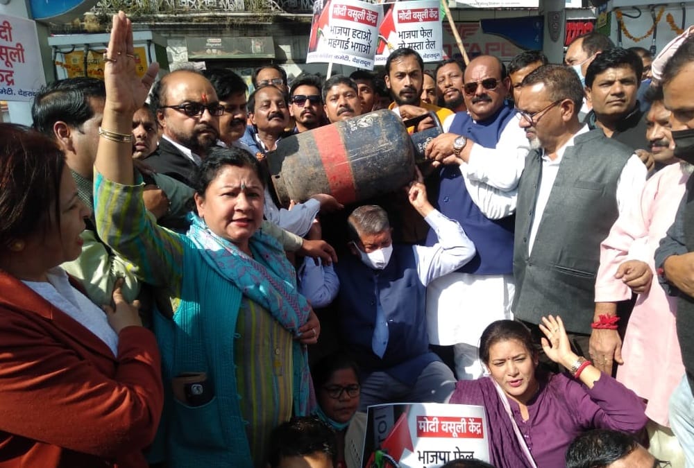 Uttarakhand News: Congress Protest against Inflation of Lpg Gas and Petrol diesel  Photos