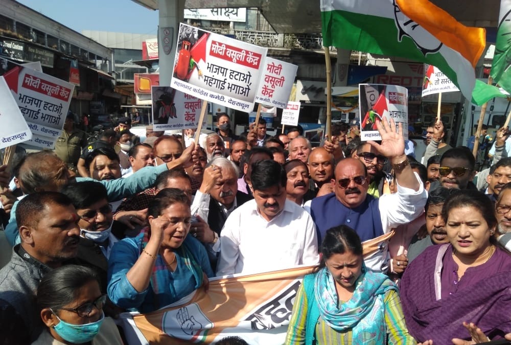 Uttarakhand News: Congress Protest against Inflation of Lpg Gas and Petrol diesel  Photos