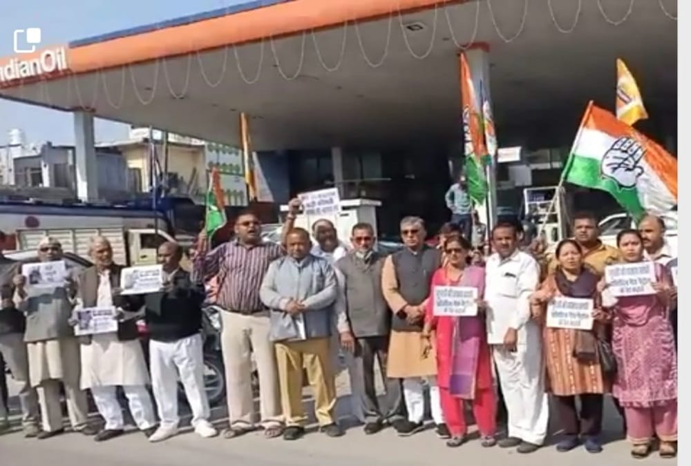 Uttarakhand News: Congress Protest against Inflation of Lpg Gas and Petrol diesel  Photos