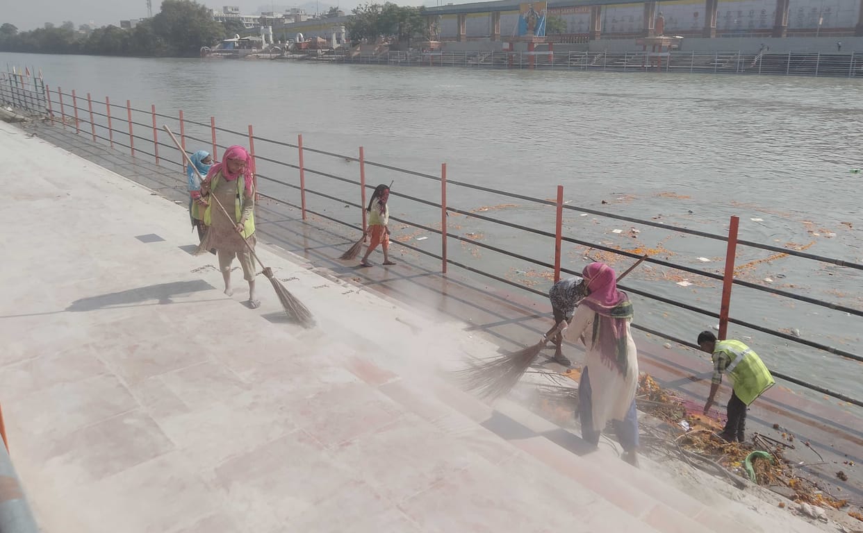 500 workers engaged for cleaning Ganga Ghats