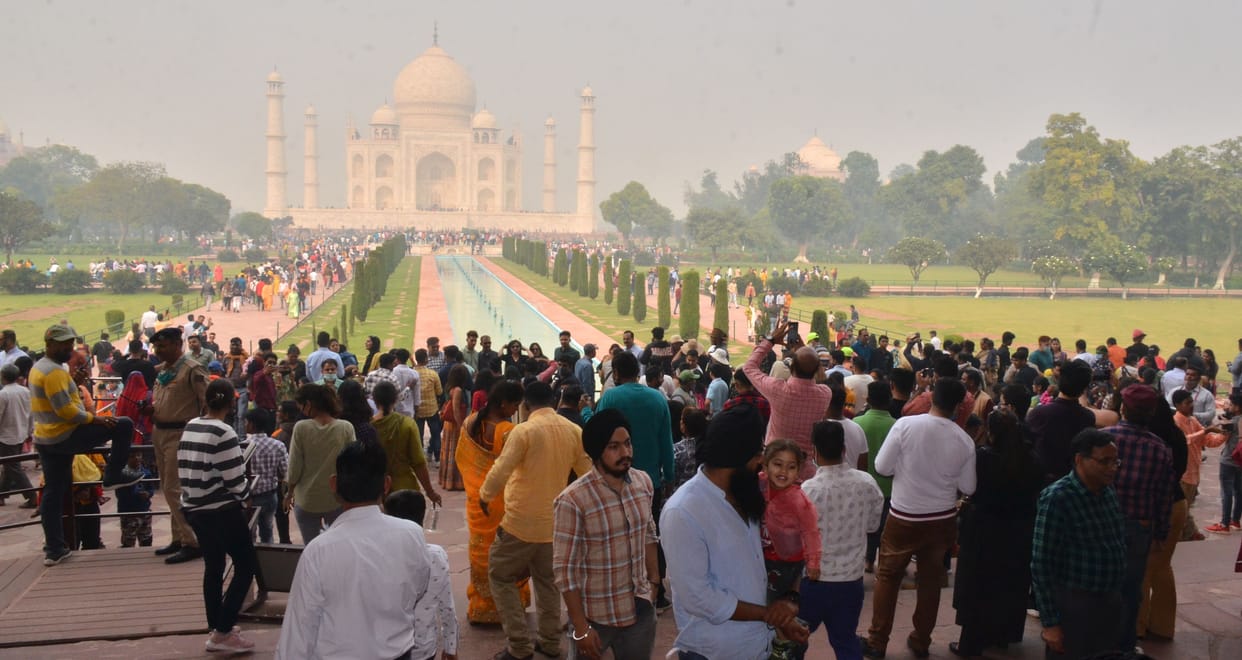 32 thousand tourists saw the Taj Mahal
