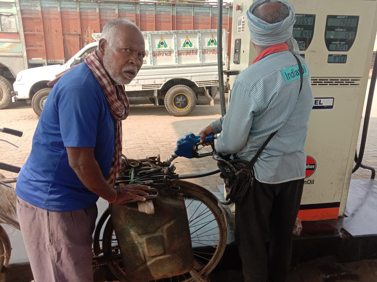 Difference in price: UP's diesel-petrol is pleasing to the people of Bihar
