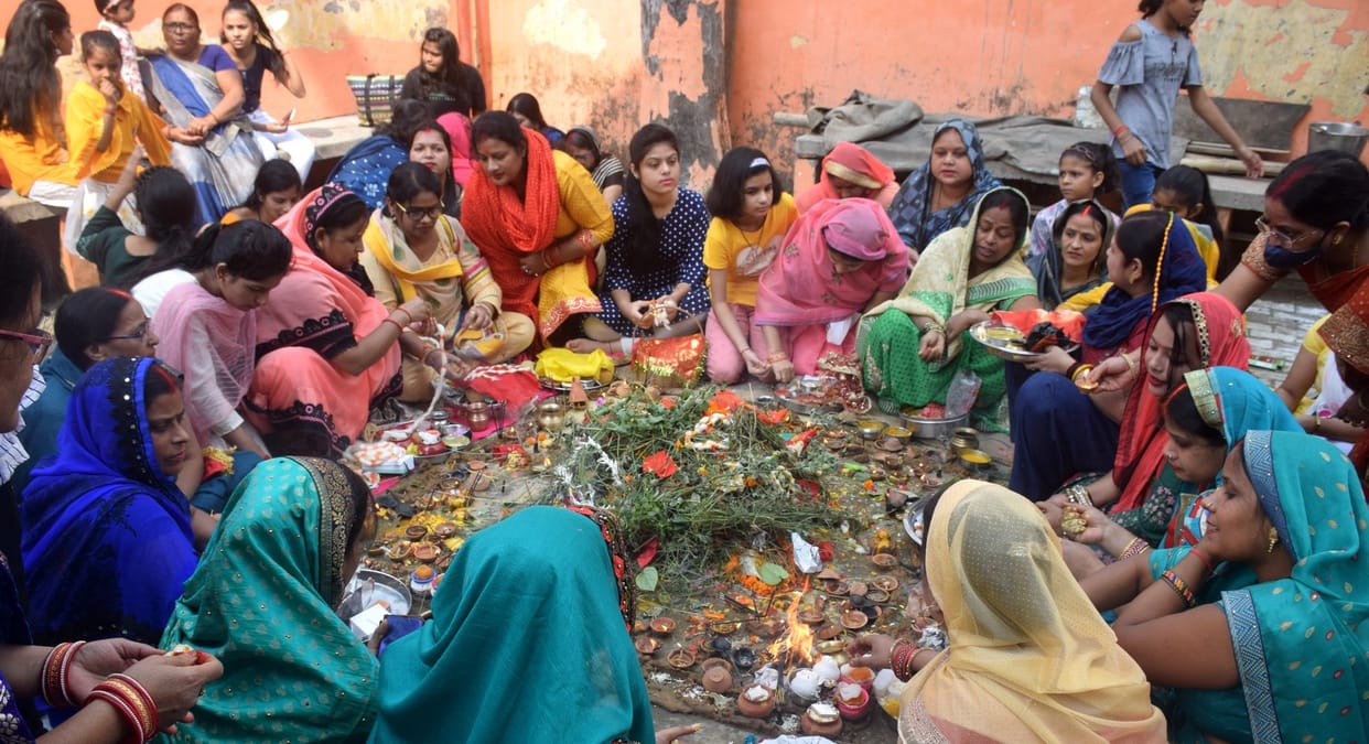 Sisters prayed for brother's well being, Bhaiya Dooj celebrated from house to house