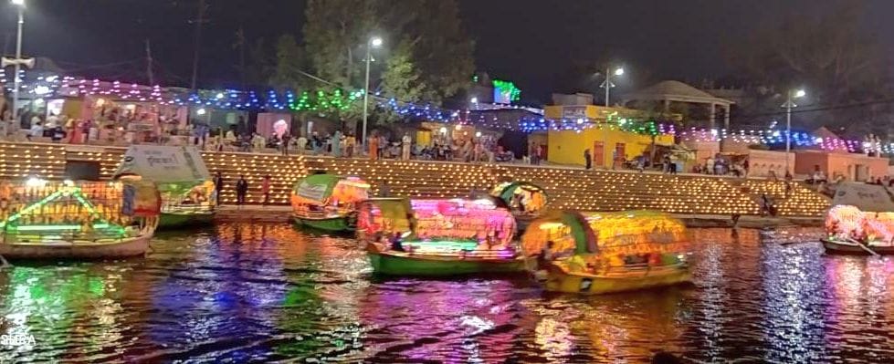 The team of Govardhanpur illuminated the Ghat of Dharmanagari