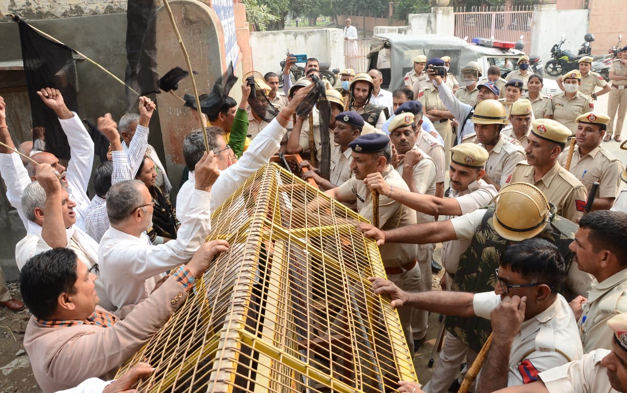 Farmers protested BJP MP Sunita Duggal from Sirsa by showing black flags