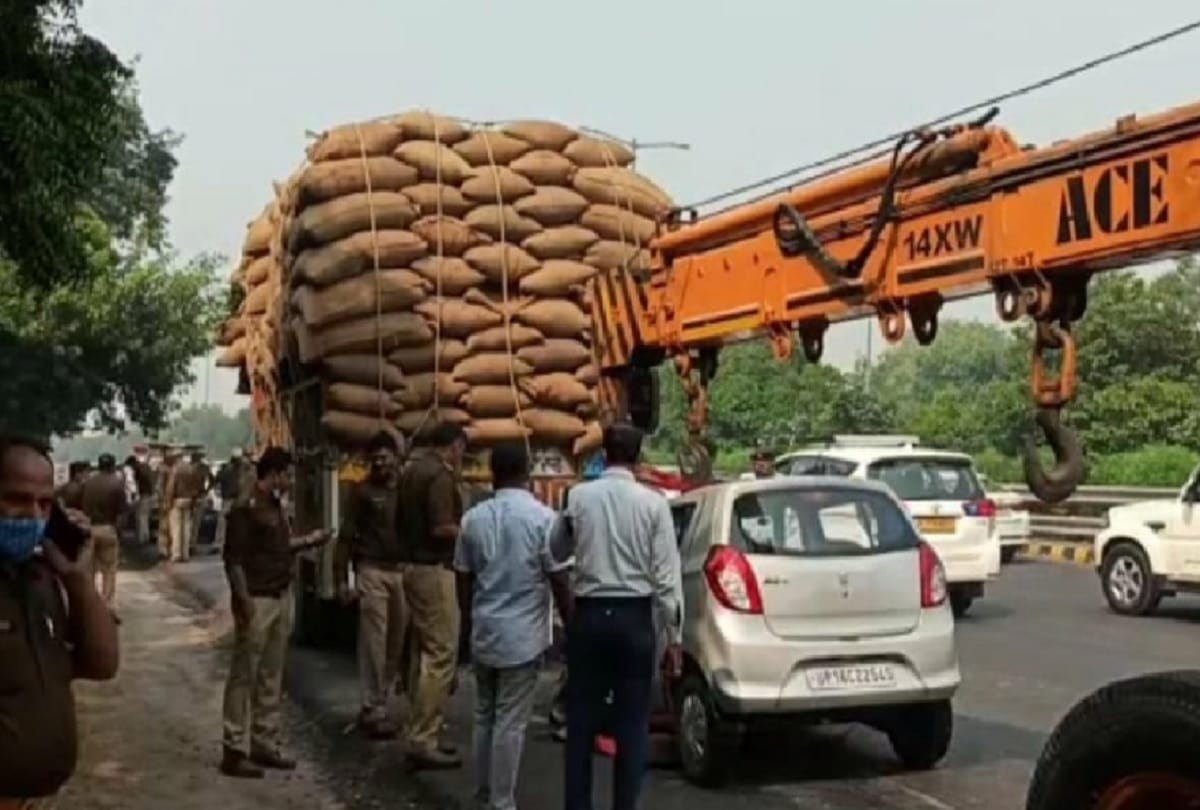 Major road accident on Yamuna Expressway between car and trolley 2 died