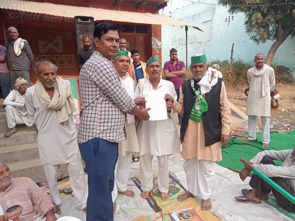 Mathura: Farmers protest against black marketing of DAP fertilizer
