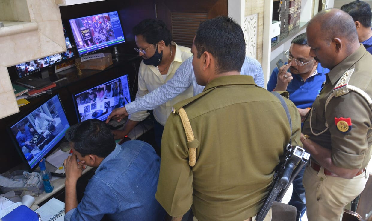 Jewelery worth 76 lakhs stolen from jewelery showroom