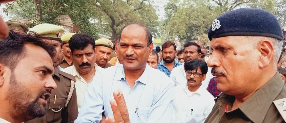 fathepur news,Villagers blocked the Ghazipur intersection by keeping the dead body