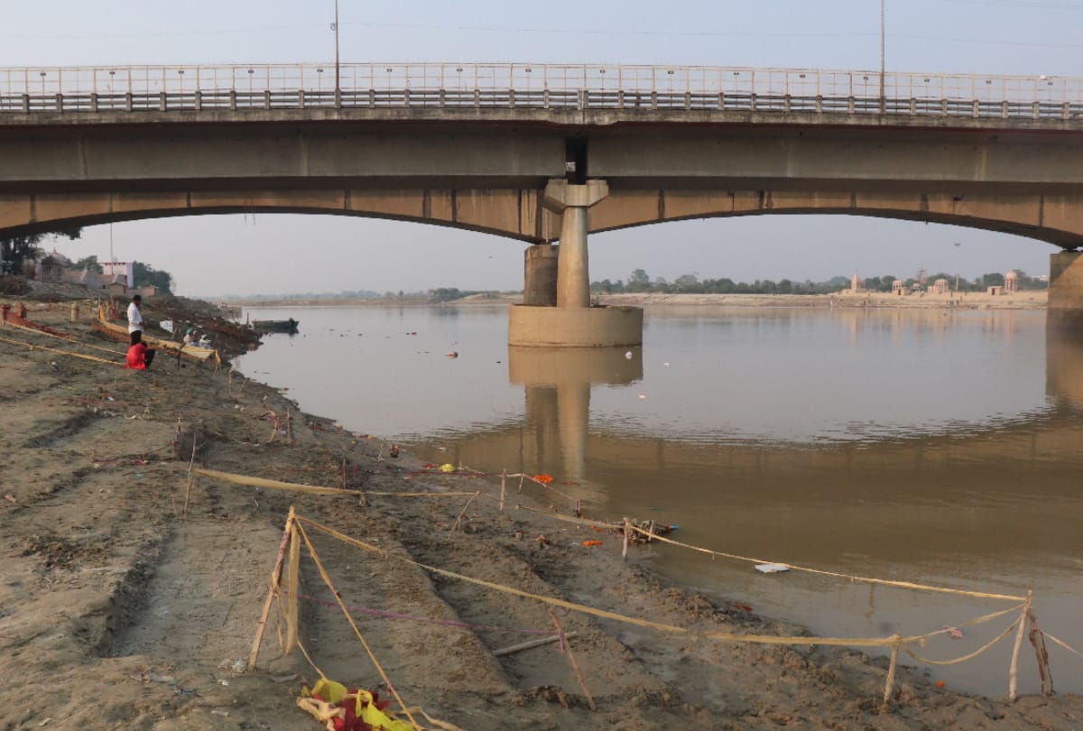 Chhath puja 2021 roads leading to Chhath Ghats repaired by Municipal Corporation In Gorakhpur