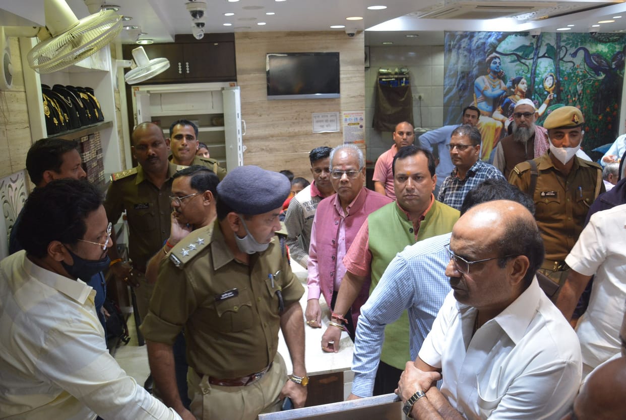 Theft in jewelery showroom: Thief traced while going to Moti Mahal of the city