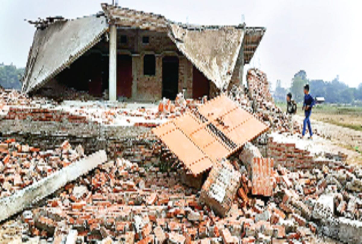 house of the liquor mafia landed, the house was demolished for two and a half hours by installing JCB