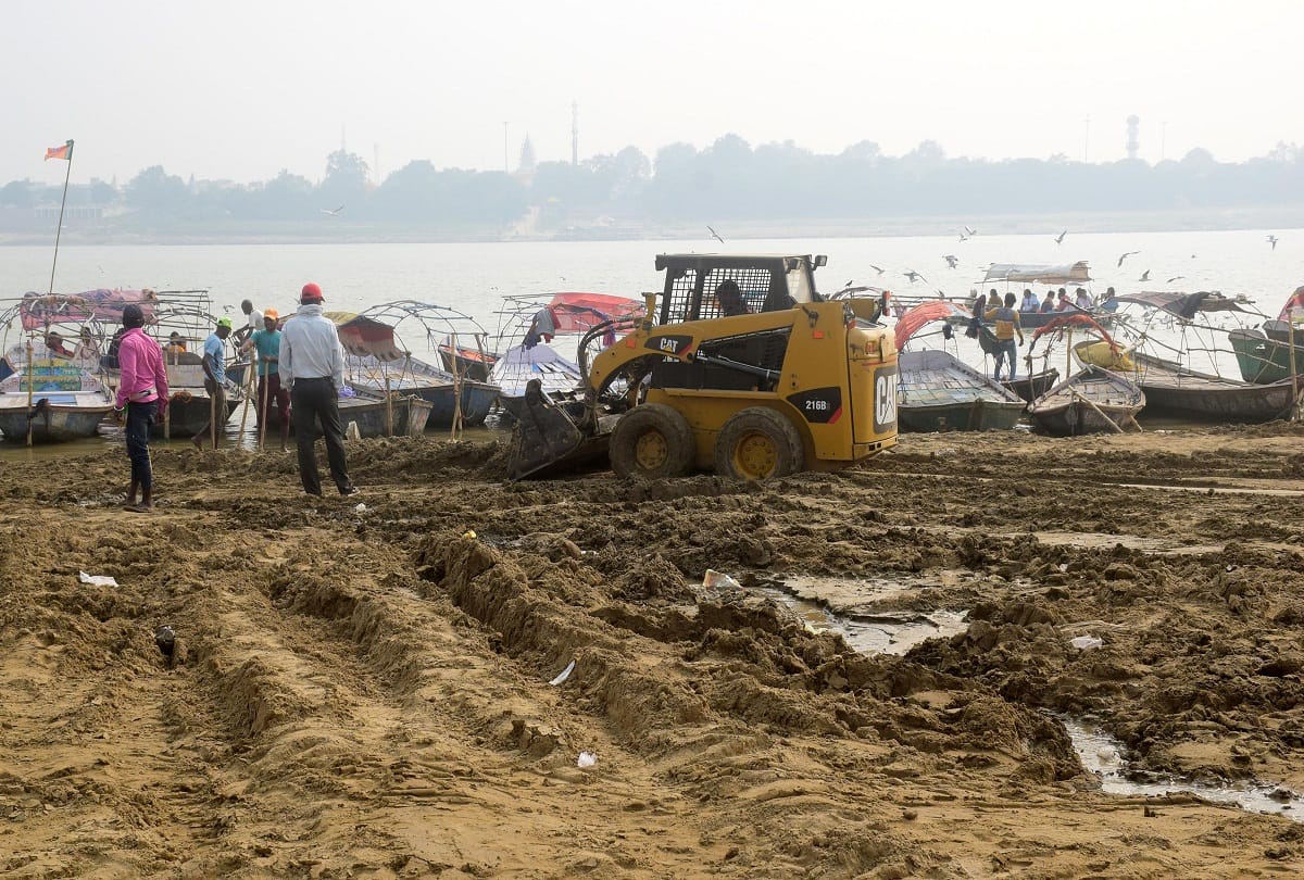 Administration engaged in preparations for Dala Chhath, cleaning of ghats is being done