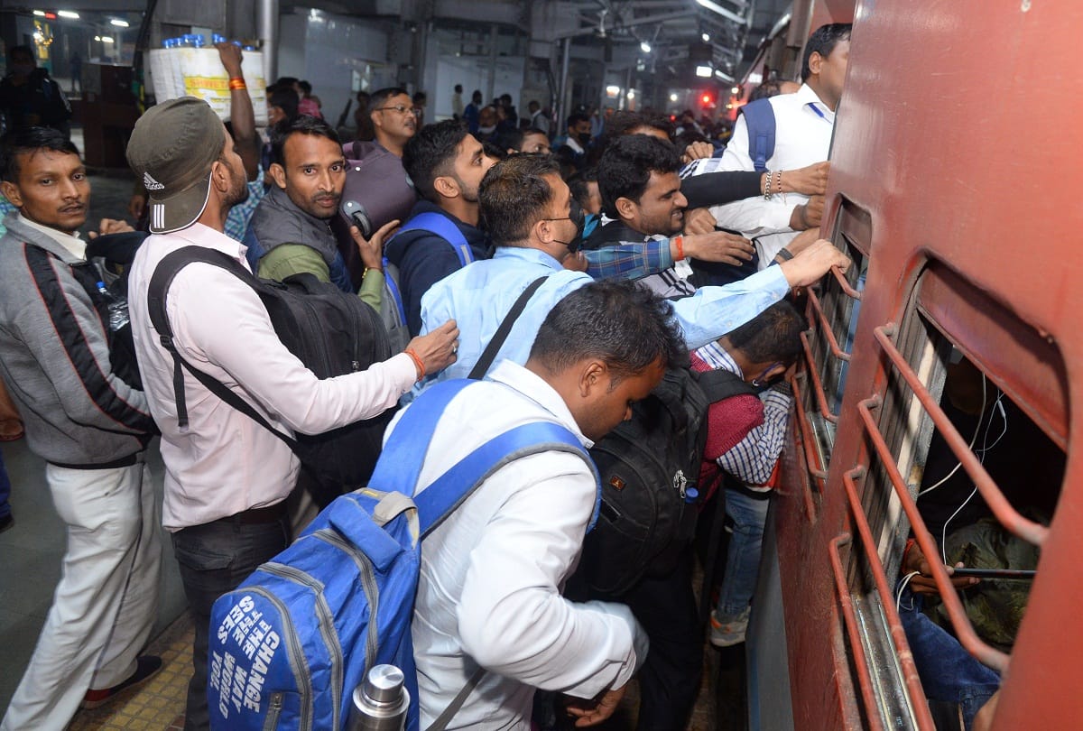 Highest crowd of the season in trains, hope of relief only after Chhath