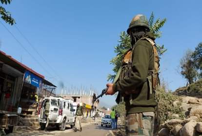 राजोरी के थन्नामंडी में तैनात जवान।