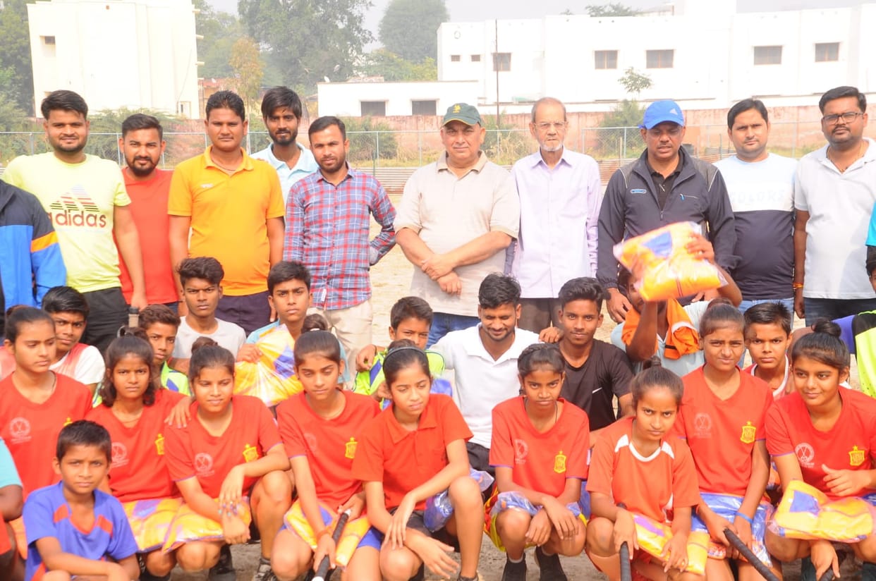 Shakir and women's coach win XI